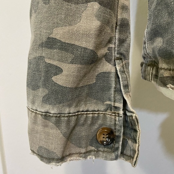 Mustard Seed women's medium distressed cargo pocket button down shacket EUC - Picture 5 of 10